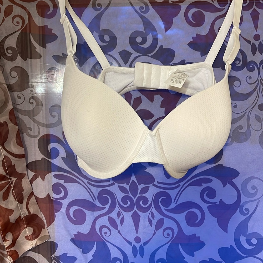 Woman’s Warner’s White Bra 34c